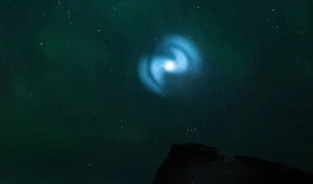 Спирална галактика или извънземен кораб? Видяха странен обект в небето над Европа СНИМКИ