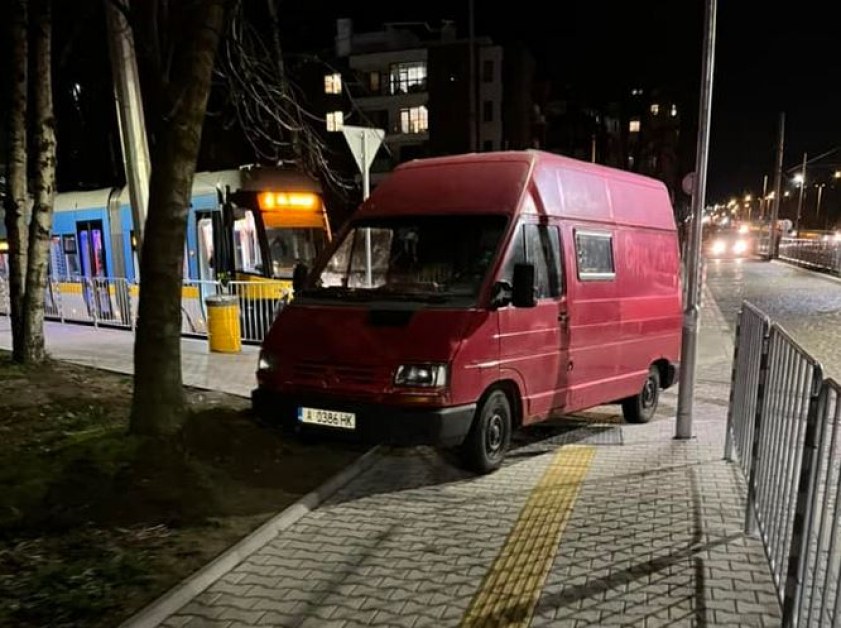 Водач с червен бус препречи тротоар в София, но не