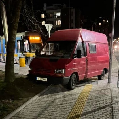 Водач с червен бус препречи тротоар в София но не