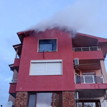 Камина предизвика пожар в 4 етажна къща в с Първенец Причината