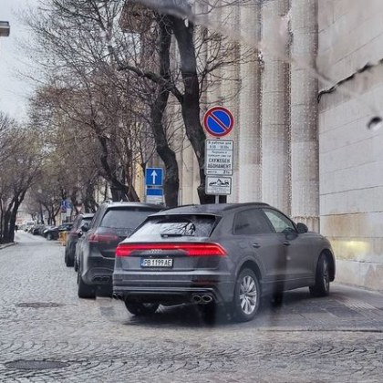Лъскав пловдивски джип привлече вниманието на пешеходците в София Причината