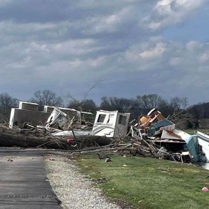 Трима души са загинали при торнадо в американския щат Индиана