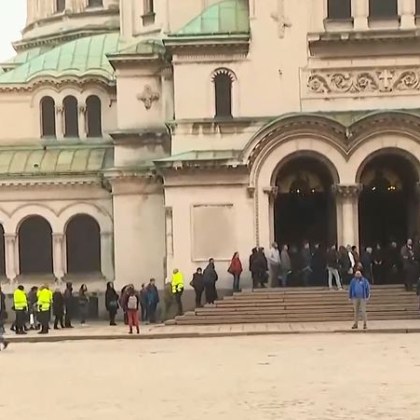 Започна поклонението пред патриарх Неофит