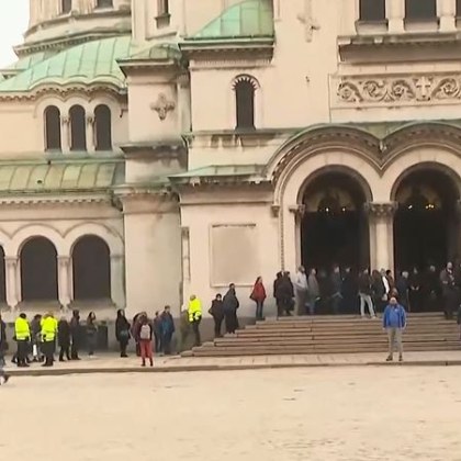 Малко преди 8 часа тленните останки на българският патриарх Неофит