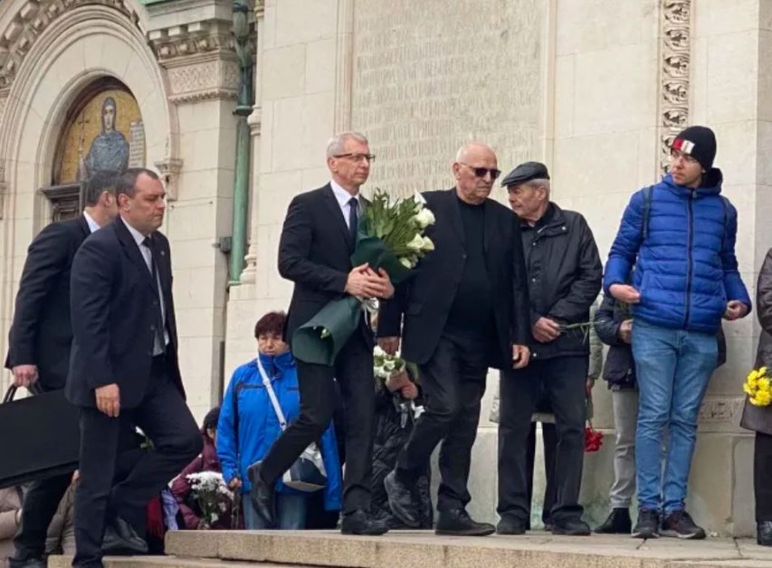 Политици и държавници се прекланят пред тленните останки на патриарх Неофит