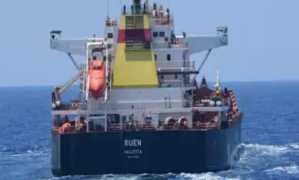 Индийският флот призова сомалийските пирати на кораба „Руен
