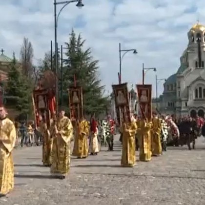 Тръгна литийното шествие с ковчега с тленните останки на патриарх Неофит