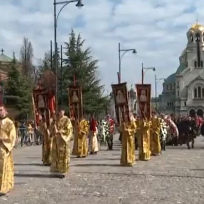 Тръгна литийното шествие с ковчега с тленните останки на патриарх