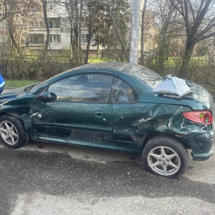 Водач помля паркирана кола в София, търсят се свидетели СНИМКИ