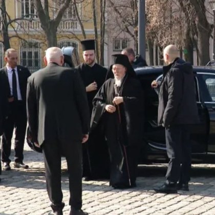 Вселенският патриарх Вартоломей пристигна в патриаршеската катедрала Св Александър Невски