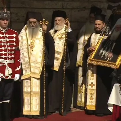 Започна погребението на патриарх Неофит