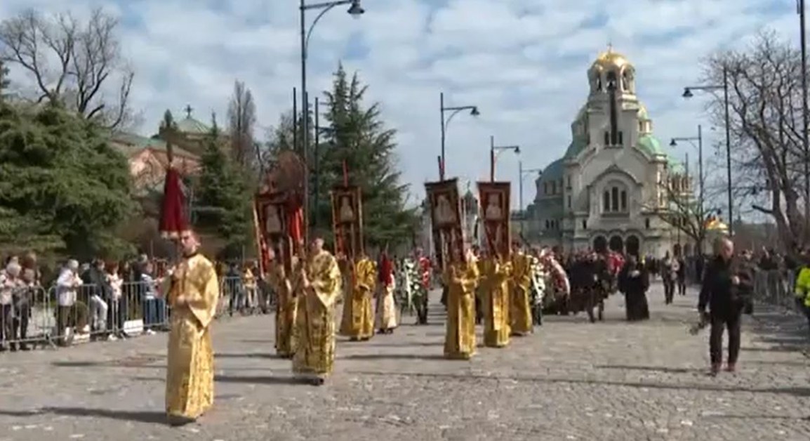 Тръгна литийното шествие с ковчега с тленните останки на патриарх Неофит