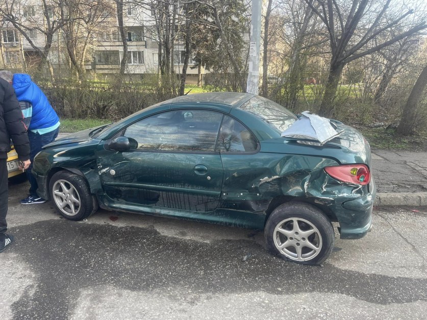 Водач помля паркирана кола в София, търсят се свидетели СНИМКИ