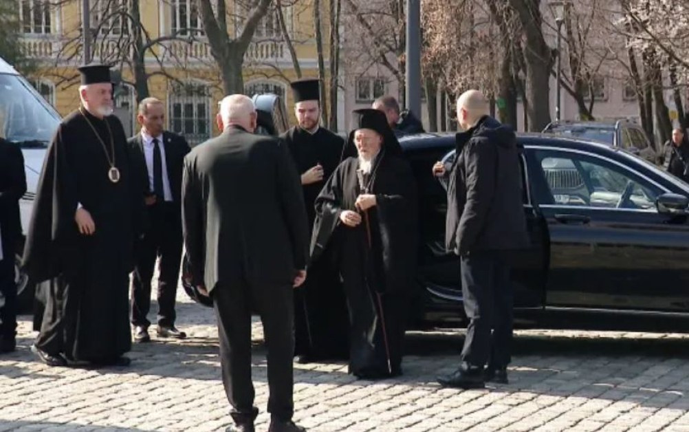 Вселенският патриарх Вартоломей пристигна в патриаршеската катедрала Св. Александър Невски“.