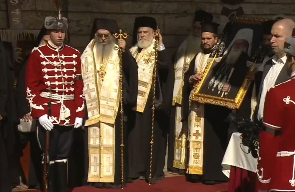 Започна погребението на патриарх Неофит. Тленните му останки ще бъдат