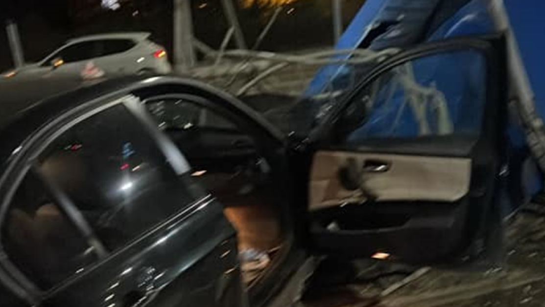 Лек автомобил BMW се е врязал в спирка на градския