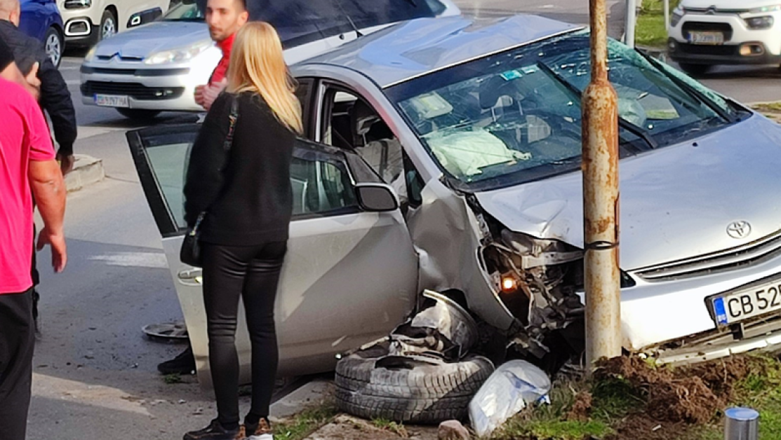 Кола се заби в уличен стълб в София СНИМКИ
