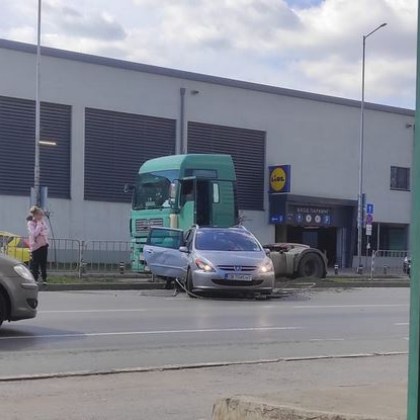 Кола и камион са се сблъскали днес в София Произшествието е