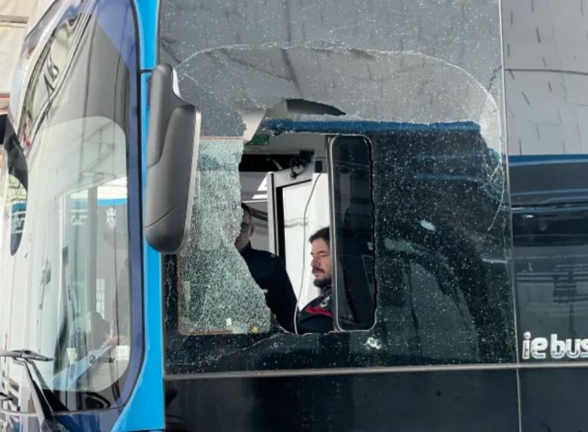 Нападнаха автобус с пътници в Бургас