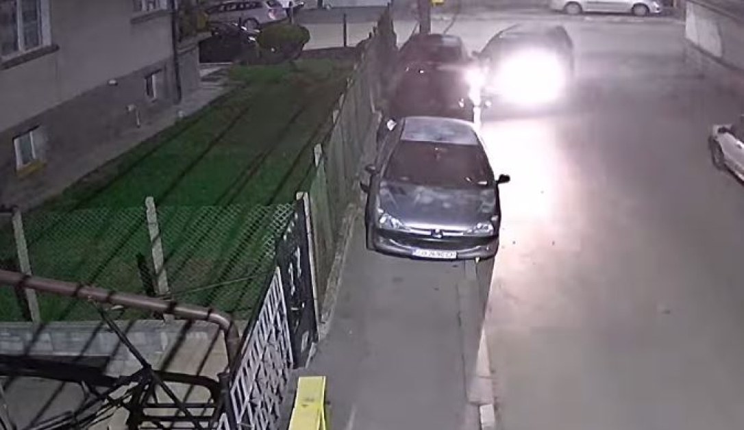 Шофьор удари паркирана кола, избяга СНИМКА