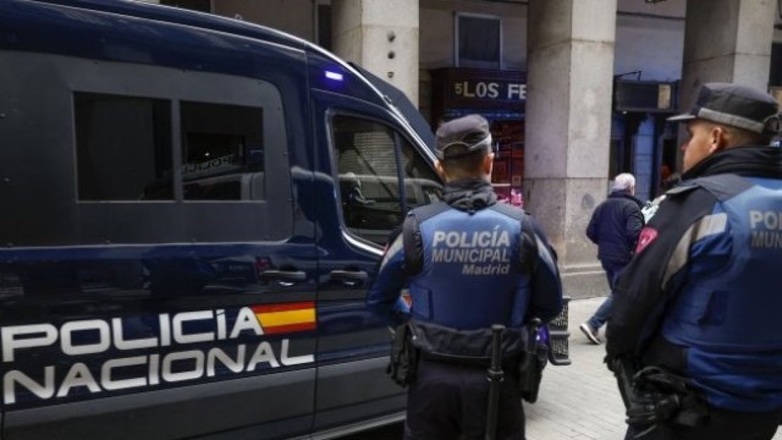 Камион се вряза в полицейски пункт в Испания, шест души загинаха