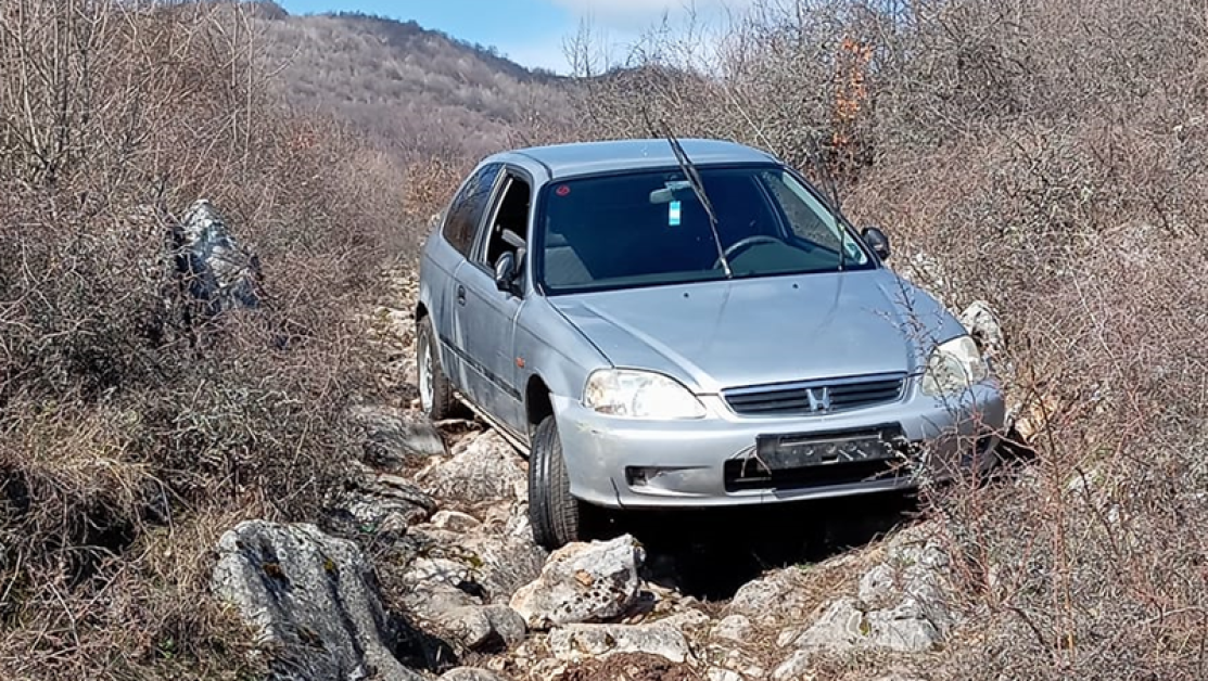 Кола се озова на каменисто място във Врачанско. Борис Борисов е попаднал