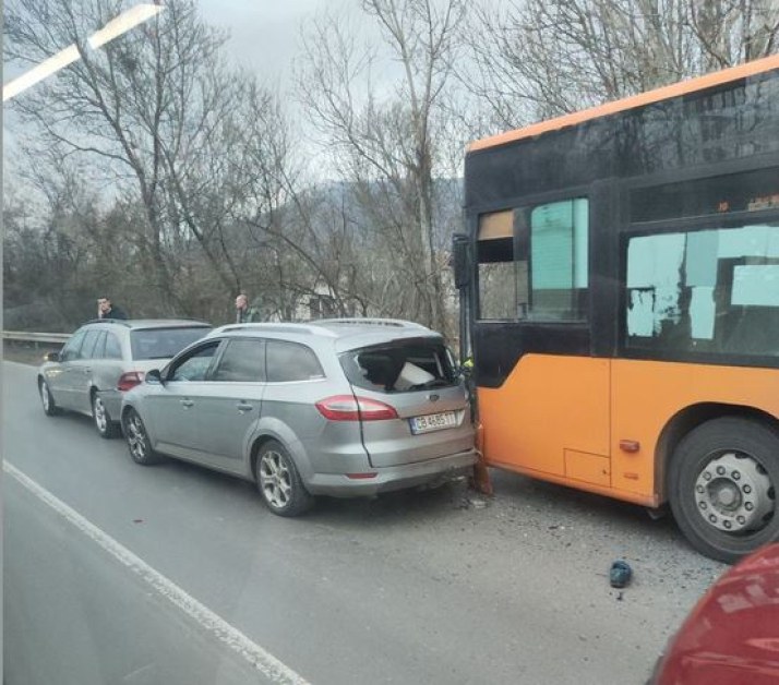 Коли и автобус се сблъскаха на Околовръстното на София СНИМКИ
