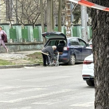 Този човек седи до Александровска болница на завоя правещ се