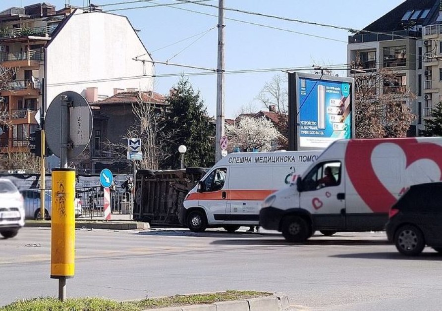 Появи се ВИДЕО от момента, в който блъснаха линейката в София