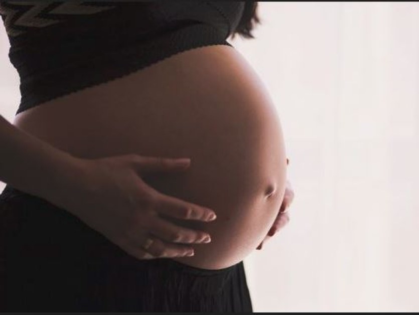 Шокиращ случай с бременна в Канада. Жената е родила пред заключените