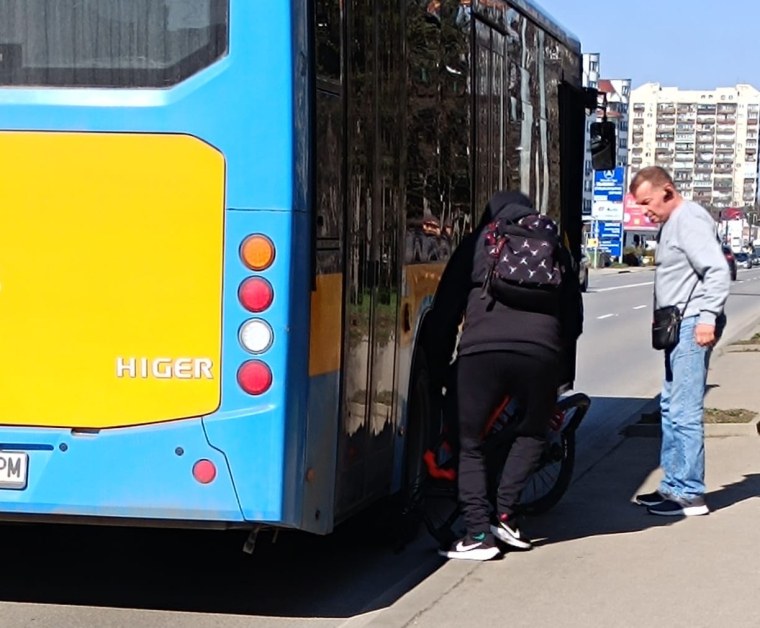 Автобус мина през велосипед в София СНИМКА