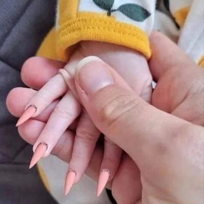 Снимка на бебе с маникюр втрещи родители
