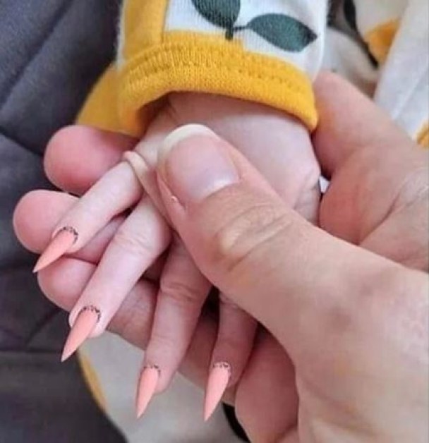 Снимка на бебе с изкуствени нокти предизвика вълна от възмущение.