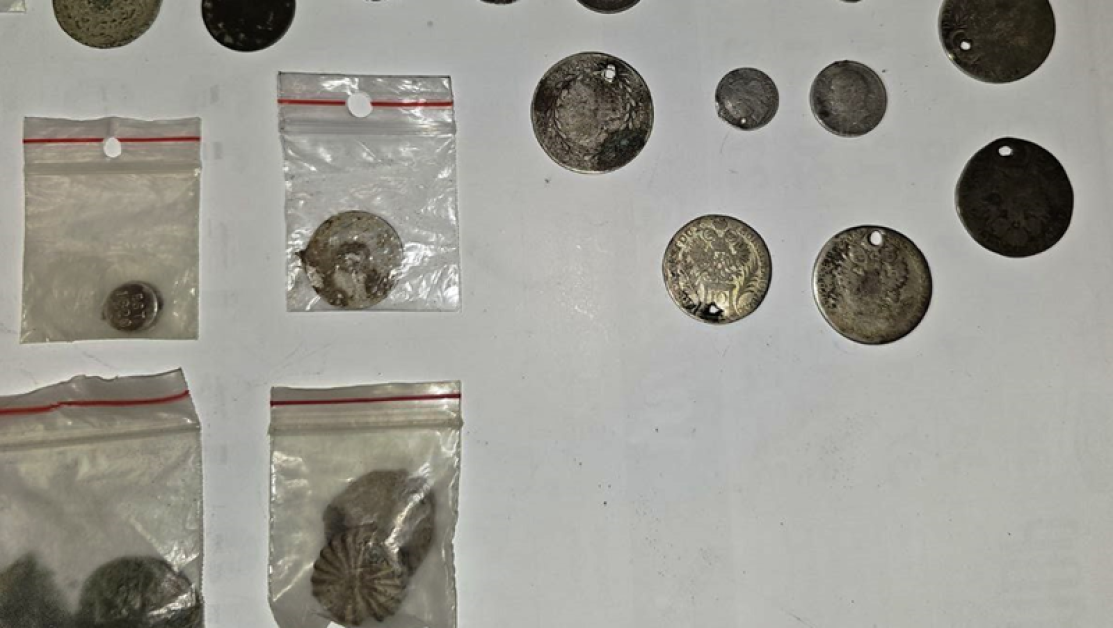Голямо количество монети и предмети с белези на културно-исторически ценности