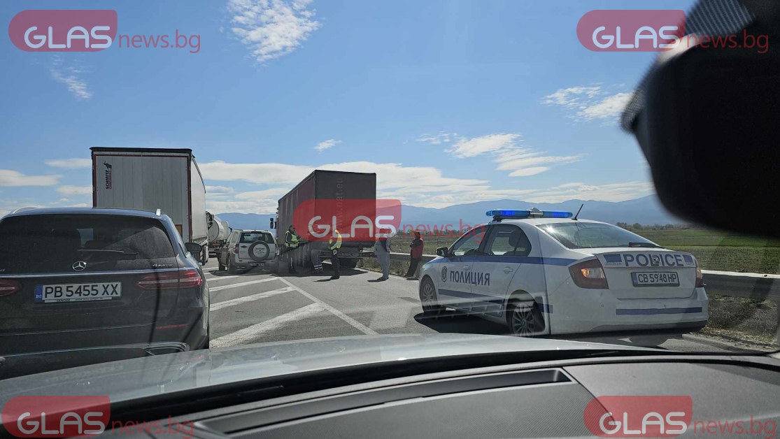 Камион и кола се блъснаха до Пловдив СНИМКИ
