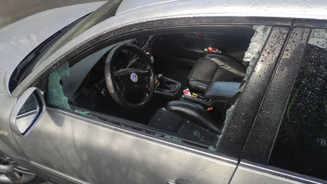 Лек автомобил осъмна с разбит прозорец във Варна СНИМКИ