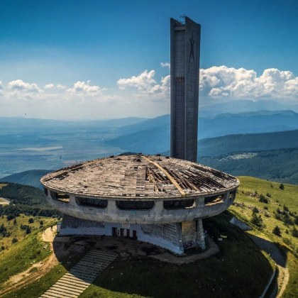 Французи разбиха паметника на Бузлуджа