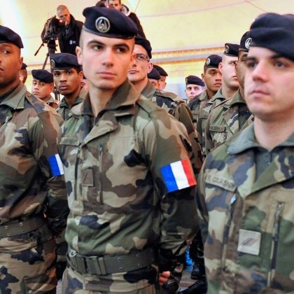 Първите части на френската армия пресякоха украинската граница от Румъния