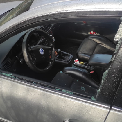 Лек автомобил Фолксваген е осъмнал с разбит прозорец във Варна