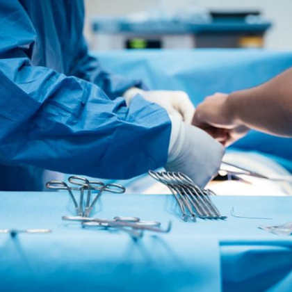 Хирурзи трансплантираха бъбрек от генетично модифицирано прасе на жив пациент