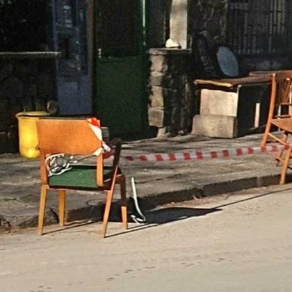 Два стола пазят паркомясто в Пловдив На тази гледка се