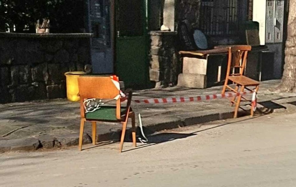 Два стола пазят паркомясто в Пловдив. На тази гледка се