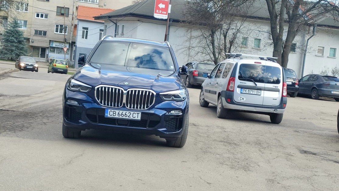 Джип паркира в кръстовище, коли го заобикалят от двете страни  ВИДЕО