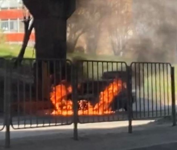 Лек автомобил е избухнал в пламъци в София. За това