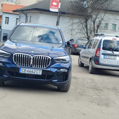 Нелепо паркиране в Перник едновременно озадачи и ядоса местните Шофьор