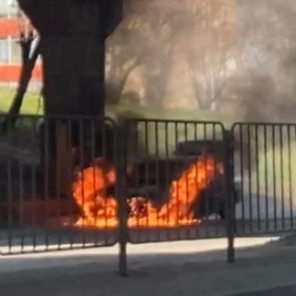 Лек автомобил е избухнал в пламъци в София За това