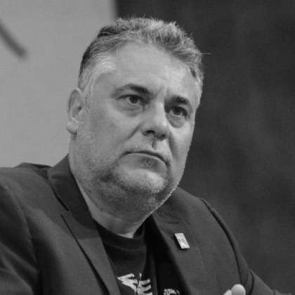 Почина писателят Алек Попов