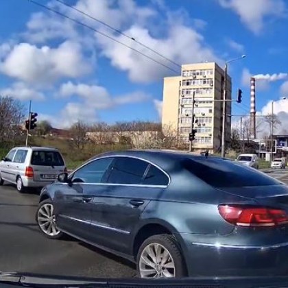 Шофьор направи обратен завой от средна лента на червено ВИДЕО