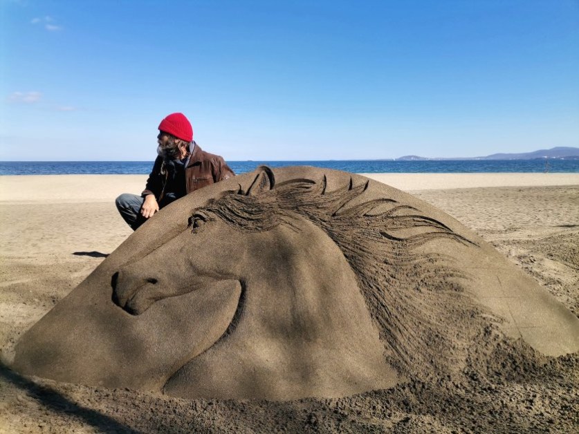Конска глава от пясък се появи на плажа в Бургас