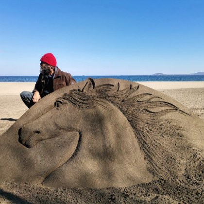 Огромна конска глава от пясък се появи на бургаския плаж